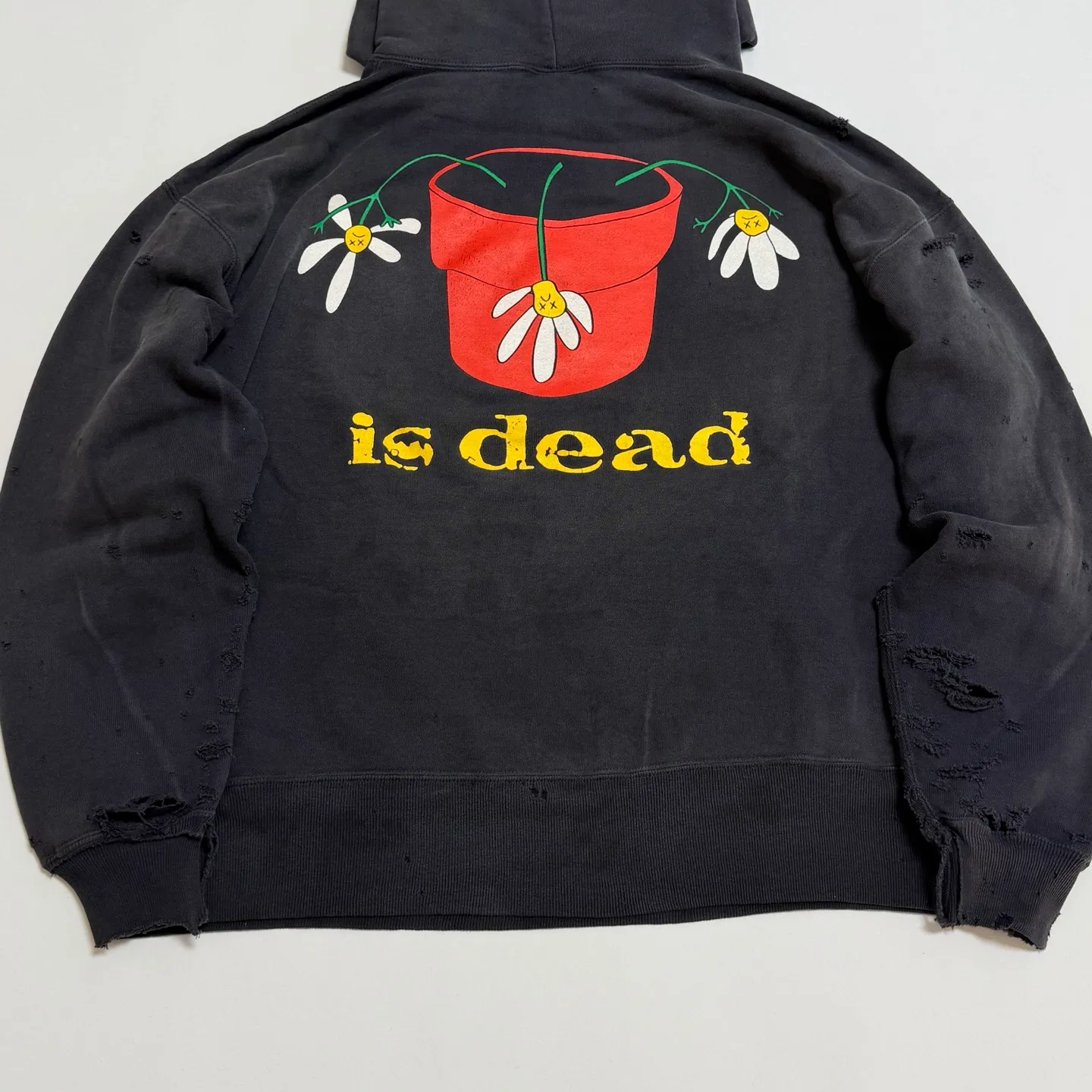 SAINT Mxxxxxx × DE LA SOUL DLS_HOODIE/DE LA SOUL/BLK DE LA SOUL co-branded potted plant destruction hoodie, washed black S-XL, a very important hoodie this season. It embodies the brand philosophy through the humorous potted plant and slogan design. In addition, through a large number of hand-made fraying, cutting and other damage processing, as well as heavy washing and oxidative fading treatment, a perfect Vintage effect is created. Original mold opening Customized co-branded main mark and wash water mark, correct version